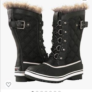 Heavy duty dark grey winter boots from Amazon